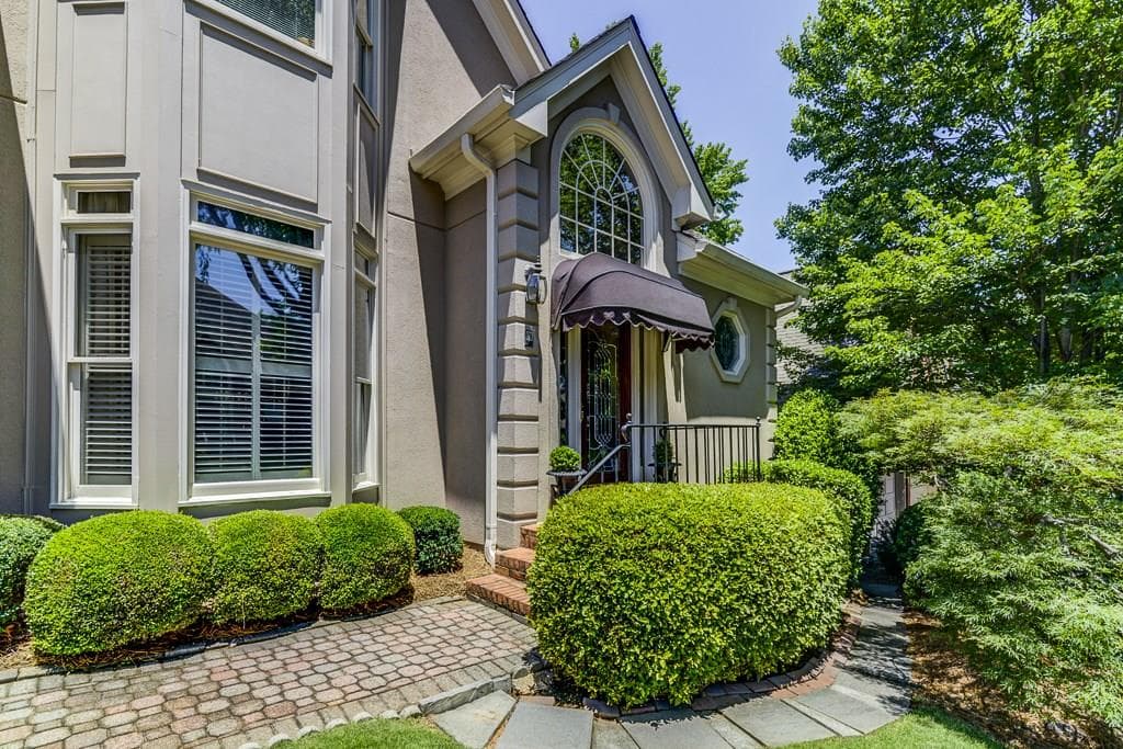 4 bedroom, 3,674 sq ft single family residence sold at 200 Grosvenor Place, Atlanta, GA 30328