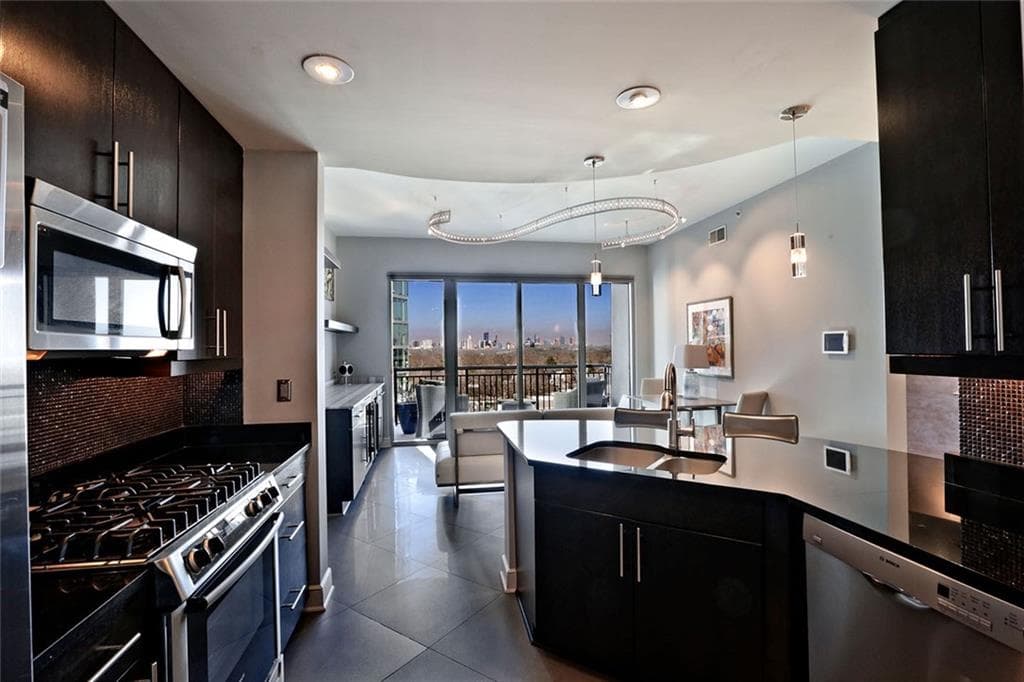 2 bedroom, 1,329 sq ft condominium sold at 222 12th Street 1608, Atlanta, GA 30309