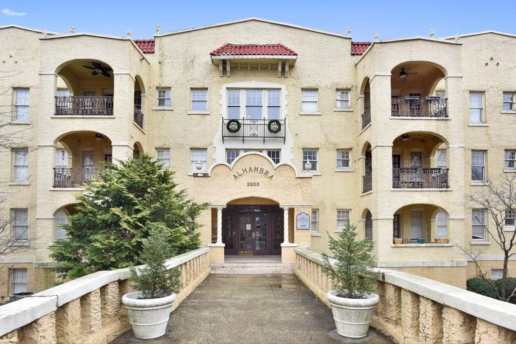2 bedroom, 1,100 sq ft condominium sold at 2855 Peachtree Road 114, Atlanta, GA 30305