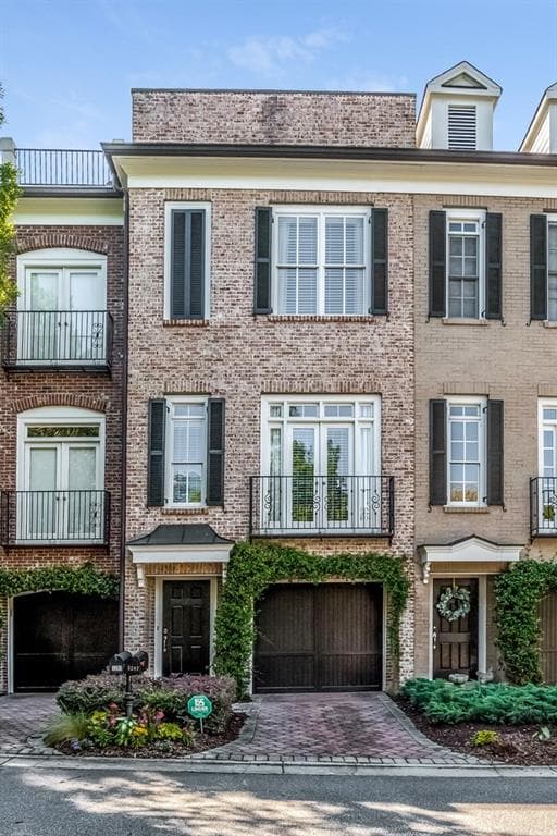2 bedroom, 2,040 sq ft townhouse sold at 3287 Buckhead Forest Mews, Atlanta, GA 30305