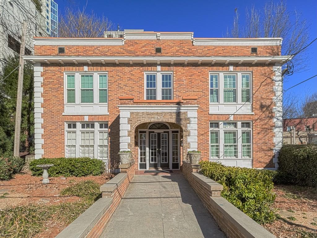 1 bedroom, 623 sq ft condominium sold at 242 12th Street 8, Atlanta, GA 30309