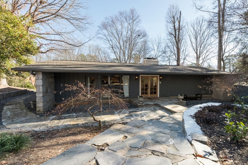4 bedroom, 3,949 sq ft single family residence sold at 3047 Arden Road, Atlanta, GA 30305