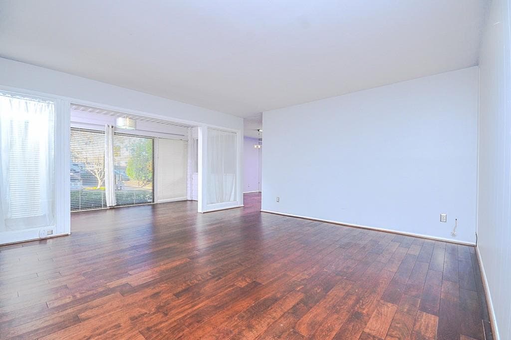 2 bedroom, 1,177 sq ft condominium sold at 4300 Chastain Walk 4302, Atlanta, GA 30342