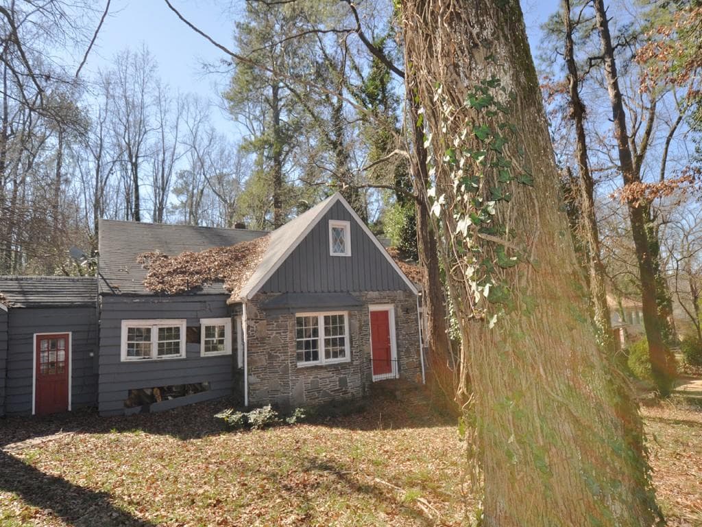 3 bedroom, 2,200 sq ft single family residence sold at 2711 Glenwood Avenue, Atlanta, GA 30317