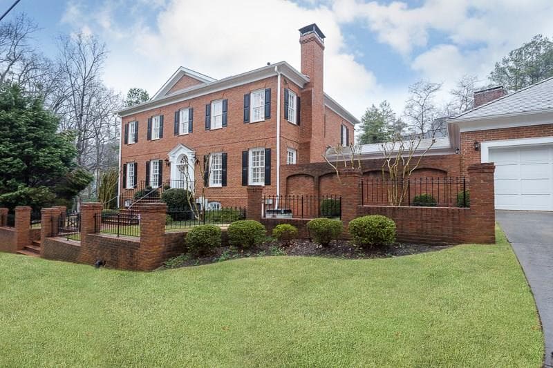 6 bedroom, 5,000 sq ft single family residence sold at 997 Peachtree Battle Avenue, Atlanta, GA 30327