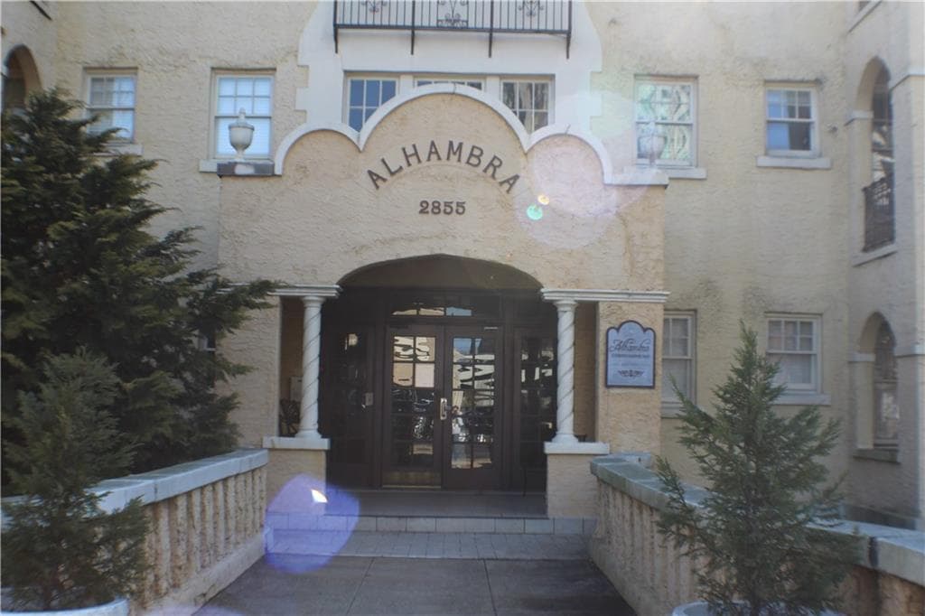 1 bedroom, 586 sq ft condominium sold at 2855 PEACHTREE Road 207, Atlanta, GA 30305