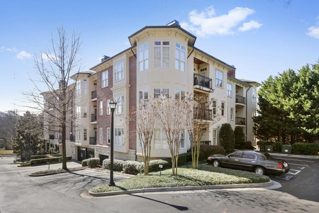 2 bedroom, 1,404 sq ft condominium sold at 828 Highland Lane 2201, Atlanta, GA 30306