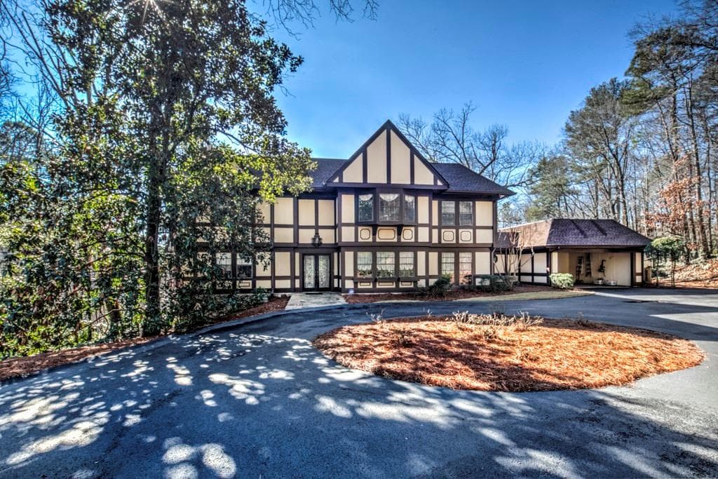 5 bedroom, 3,865 sq ft single family residence sold at 250 Glen Lake Drive, Atlanta, GA 30327