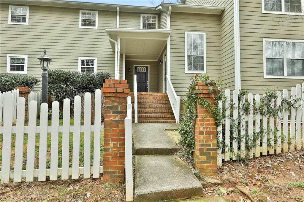 2 bedroom, 1,372 sq ft condominium sold at 2539 Oakridge Place, Decatur, GA 30033