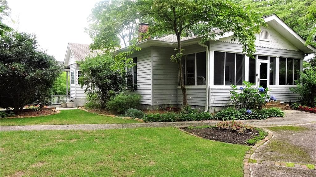 4 bedroom, 3,122 sq ft single family residence sold at 1181 Boat Rock Road, Atlanta, GA 30331