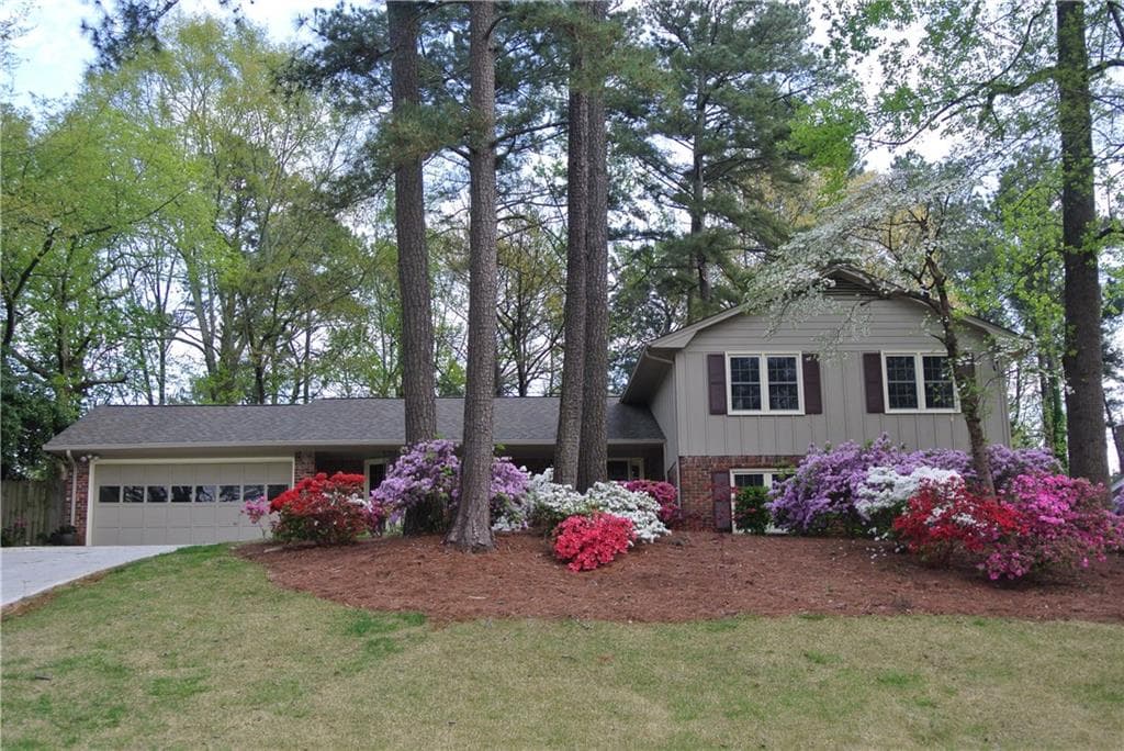 5 bedroom, 2,480 sq ft single family residence sold at 1829 W Nancy Creek Drive, Brookhaven, GA 30341
