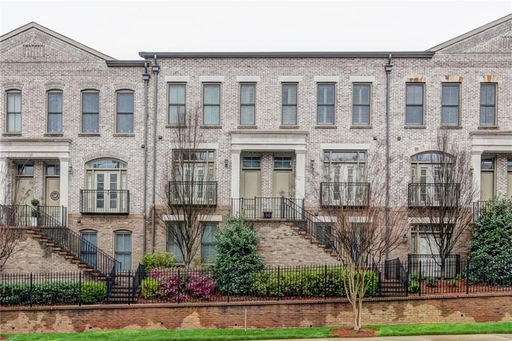3 bedroom, 2,348 sq ft townhouse sold at 3574 Roswell Road, Atlanta, GA 30305