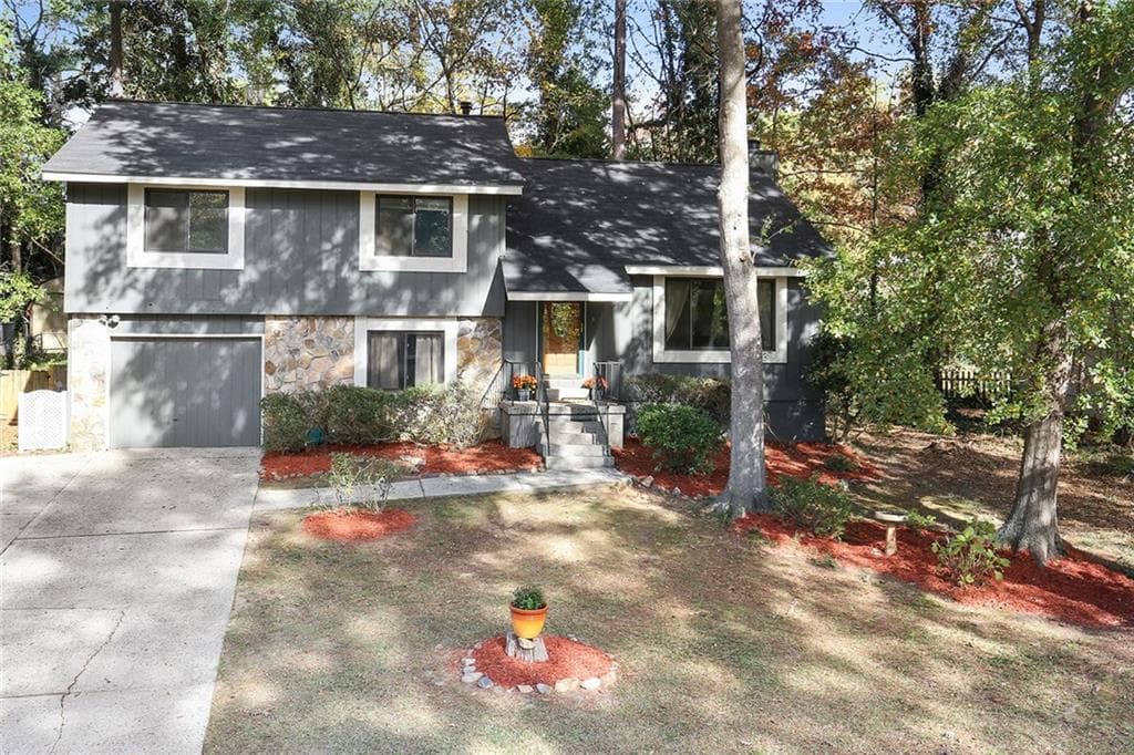 4 bedroom, 1,875 sq ft single family residence sold at 190 Moonshadow Court, Roswell, GA 30075
