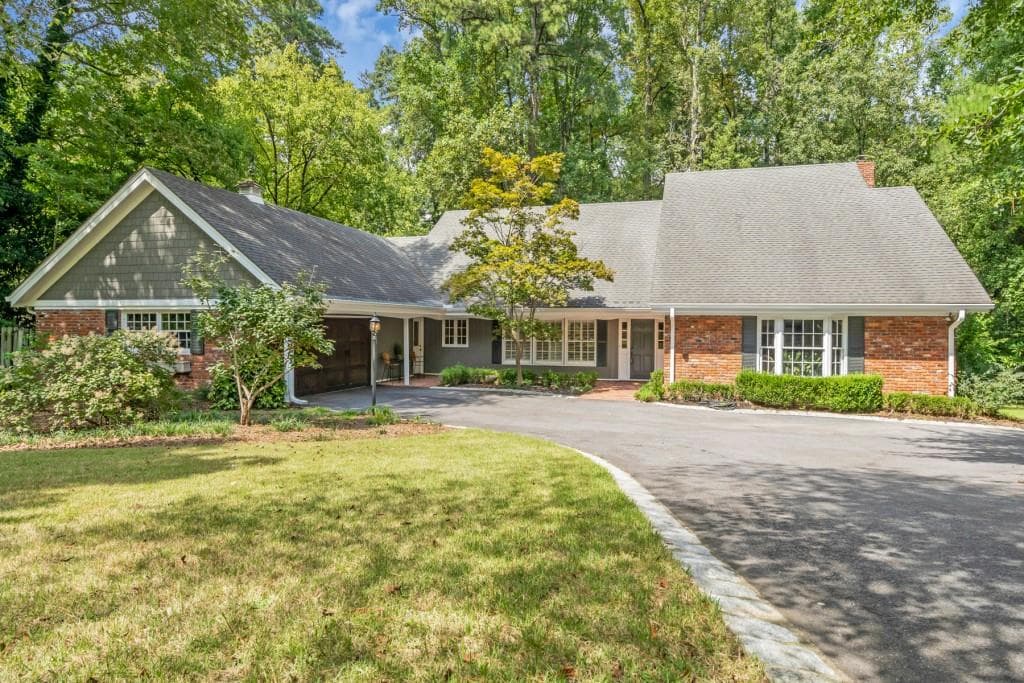 5 bedroom, 3,889 sq ft single family residence sold at 3435 Valley Road, Atlanta, GA 30305