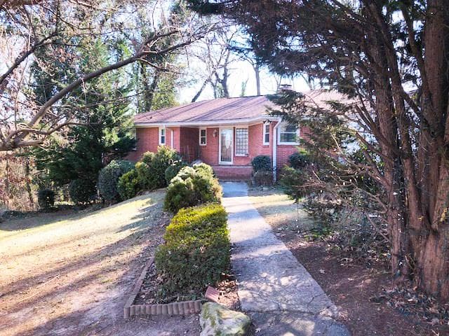 3 bedroom, 1,740 sq ft single family residence sold at 2960 Larchmont Court, Atlanta, GA 30318