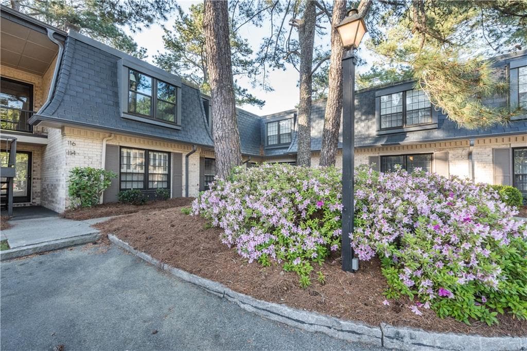 4 bedroom, 1,750 sq ft condominium sold at 117 Woodmere Square, Atlanta, GA 30327