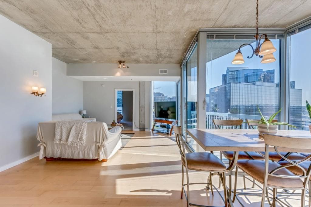 2 bedroom, 1,223 sq ft condominium sold at 3324 Peachtree Road 901, Atlanta, GA 30326