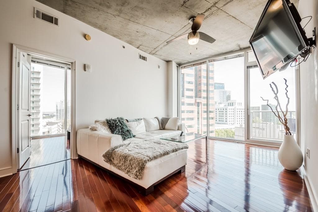 2 bedroom, 1,091 sq ft condominium sold at 950 W Peachtree Street 1604, Atlanta, GA 30309