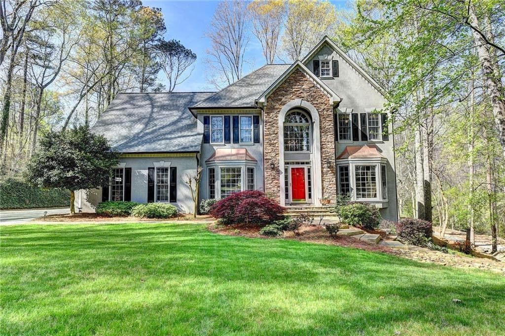 5 bedroom, 4,300 sq ft single family residence sold at 525 Oakhaven Drive, Roswell, GA 30075