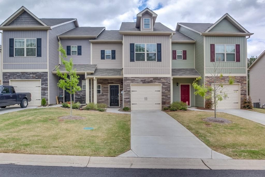 3 bedroom, 1,668 sq ft townhouse sold at 585 Oakside Place, Acworth, GA 30102
