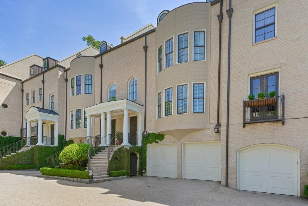 92 Old Ivy Road 9, Atlanta, GA 30342 — most recent listing photo
