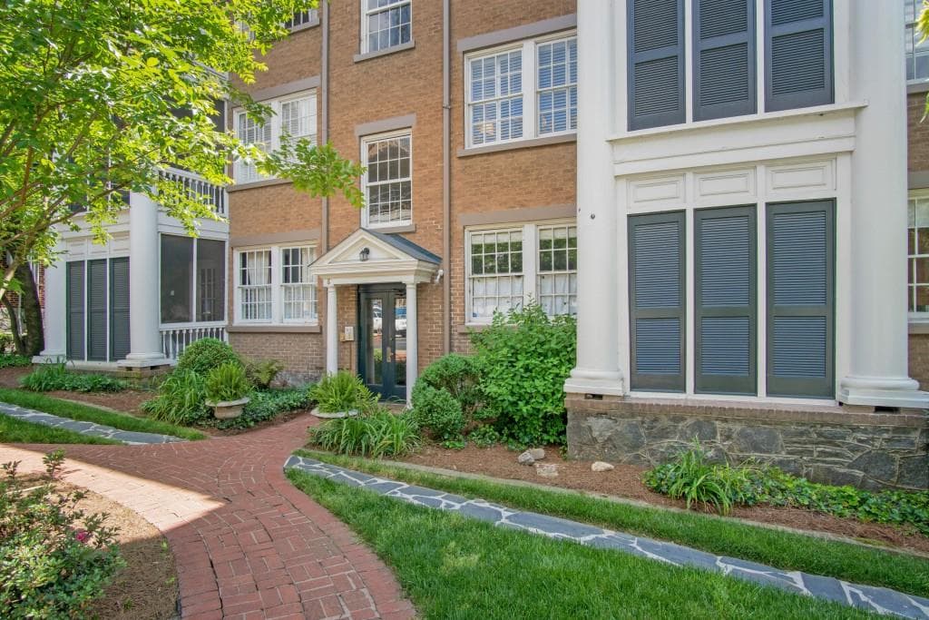 2 bedroom, 970 sq ft condominium sold at 8 Collier Road B2, Atlanta, GA 30309