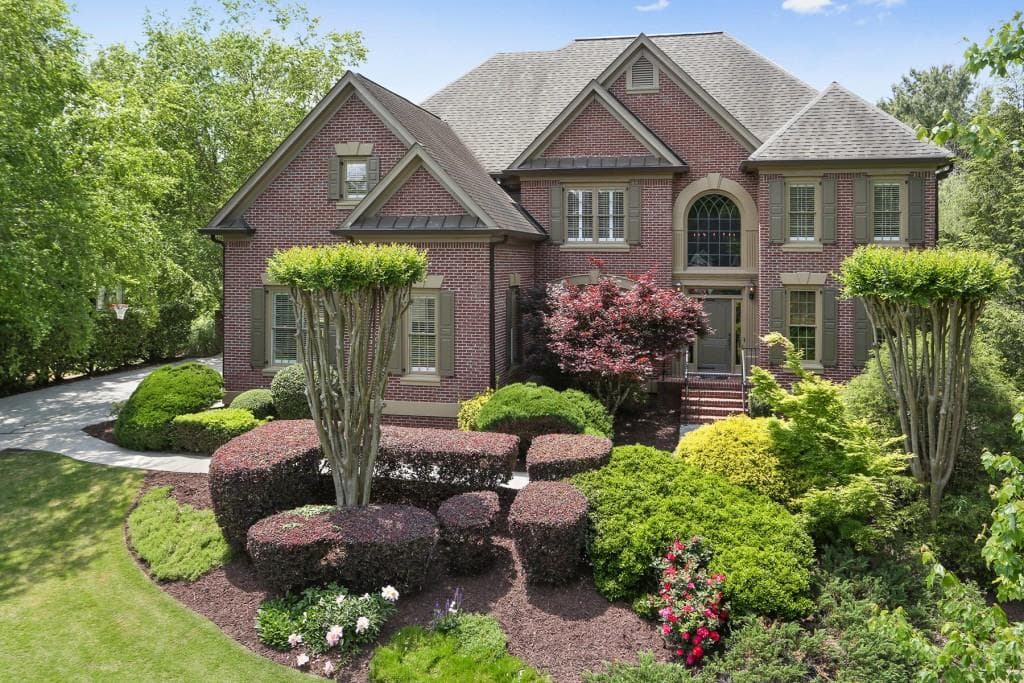 6 bedroom, 5,270 sq ft single family residence sold at 5845 Stoneleigh Drive, Suwanee, GA 30024