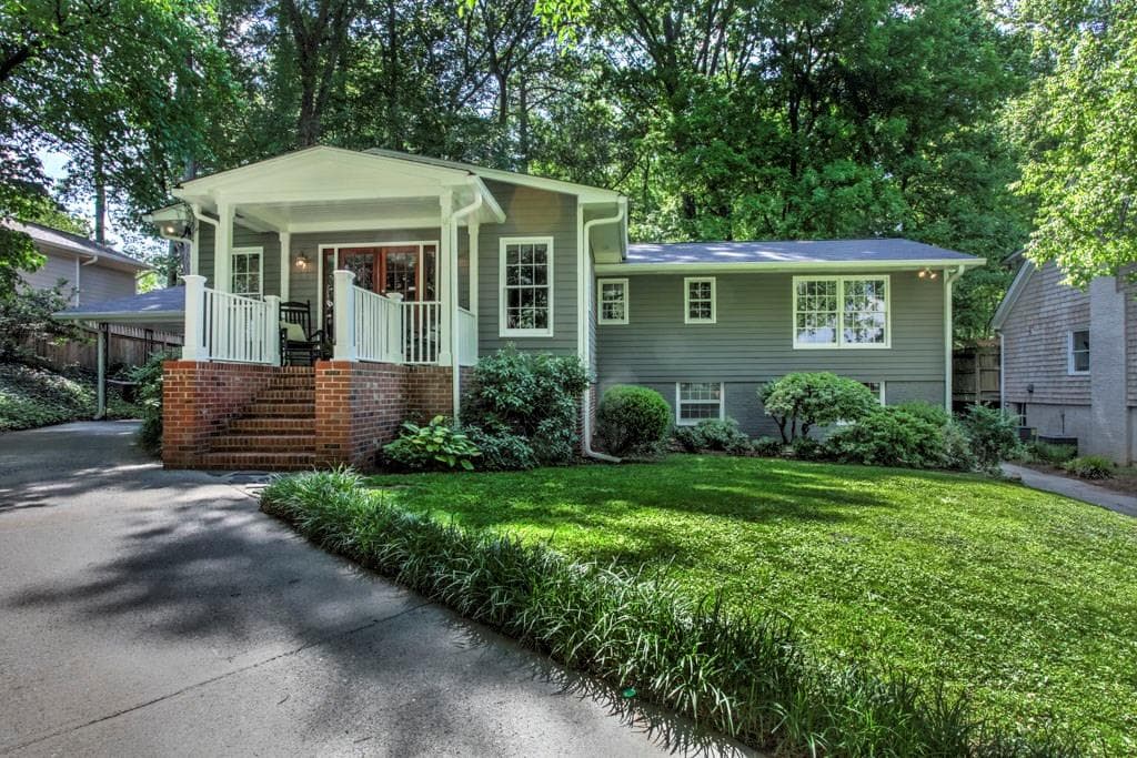 3 bedroom, 2,311 sq ft single family residence sold at 2220 Northside Drive, Atlanta, GA 30305
