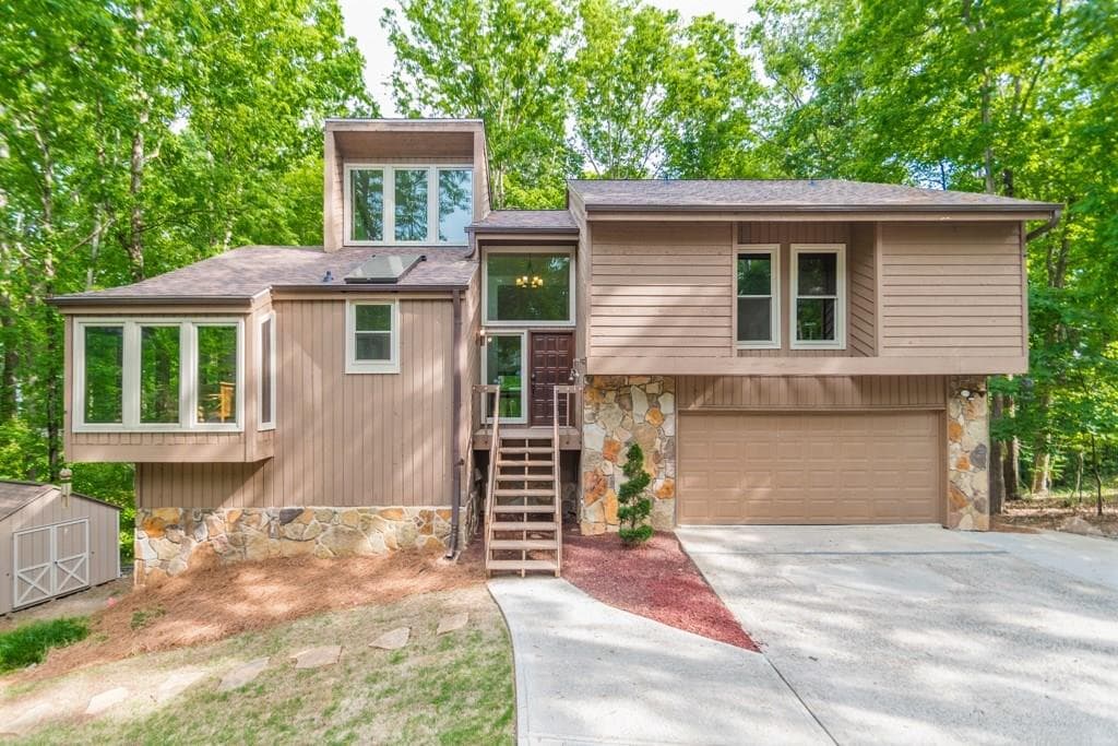 5 bedroom, 3,188 sq ft single family residence sold at 2664 Stonebrook Court, Roswell, GA 30075