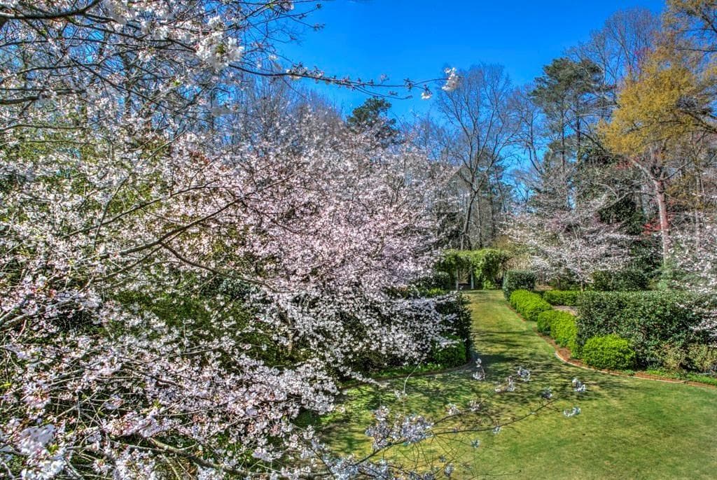 5 bedroom single family residence sold at 3456 Knollwood Drive, Atlanta, GA 30305