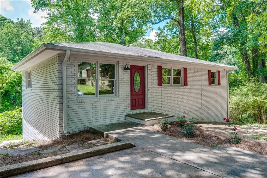 4 bedroom, 1,800 sq ft single family residence sold at 918 Ridge Avenue, Atlanta, GA 30318