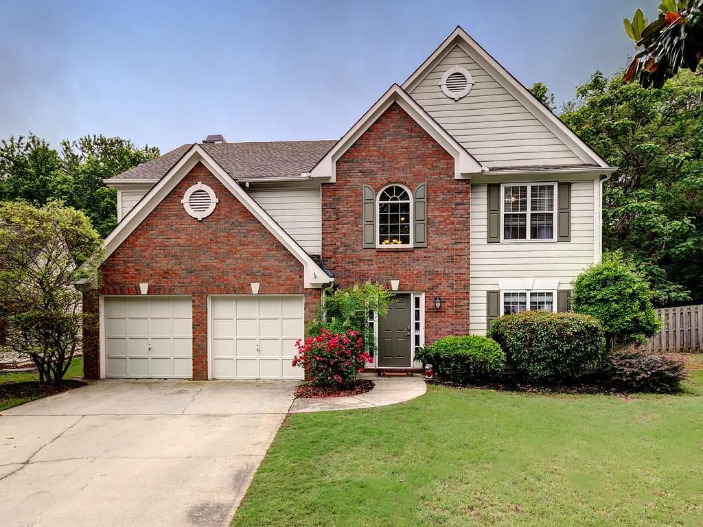 3 bedroom, 2,254 sq ft single family residence sold at 1085 Crabapple Lake Circle, Roswell, GA 30076