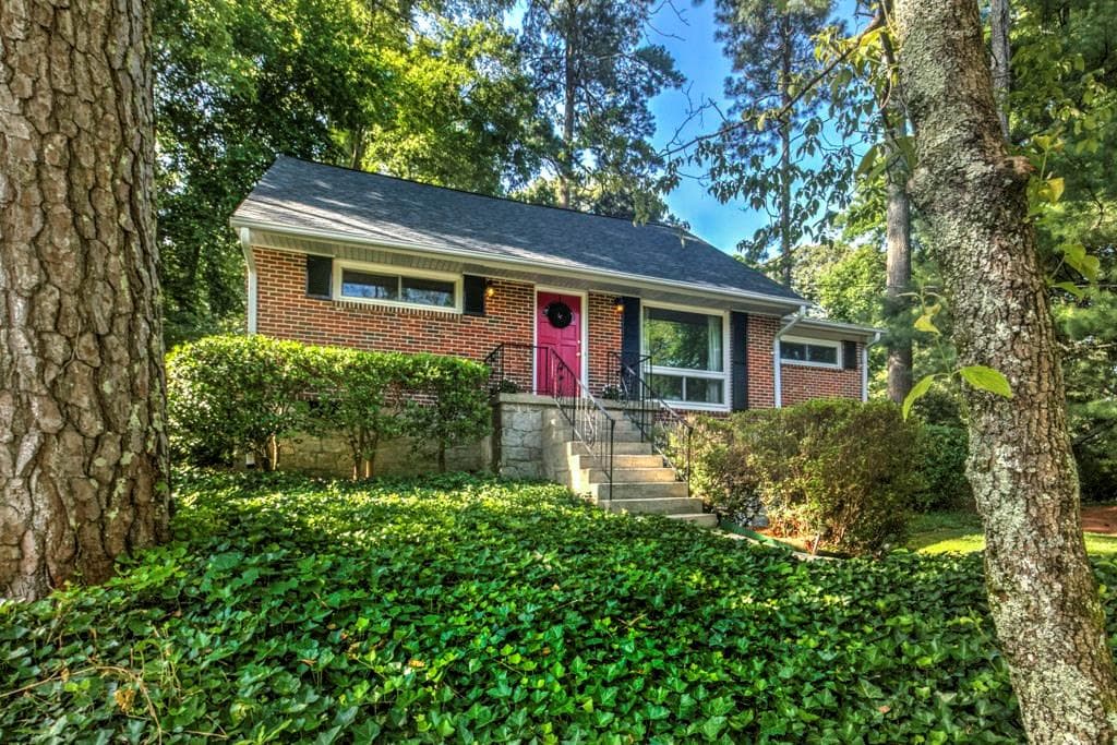 3 bedroom, 1,751 sq ft single family residence sold at 2747 Ridgemore Road, Atlanta, GA 30318