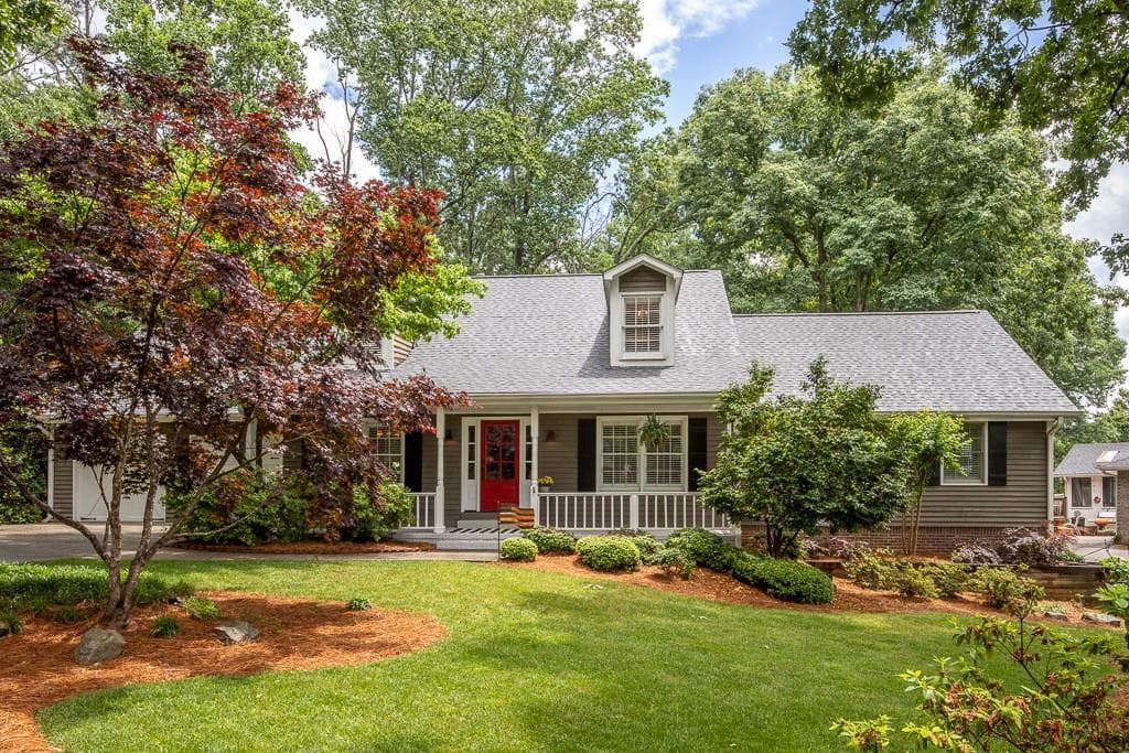 4 bedroom, 3,001 sq ft single family residence sold at 585 Meadowglen Trail, Roswell, GA 30075