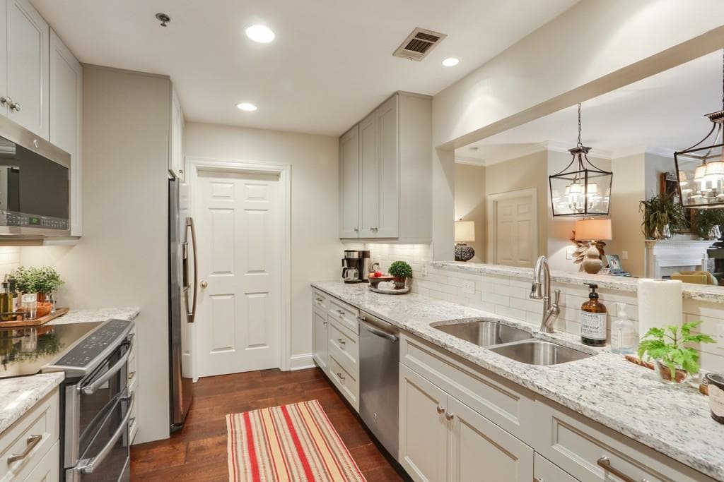 2 bedroom, 1,556 sq ft condominium sold at 211 Colonial Homes Drive 2106, Atlanta, GA 30309
