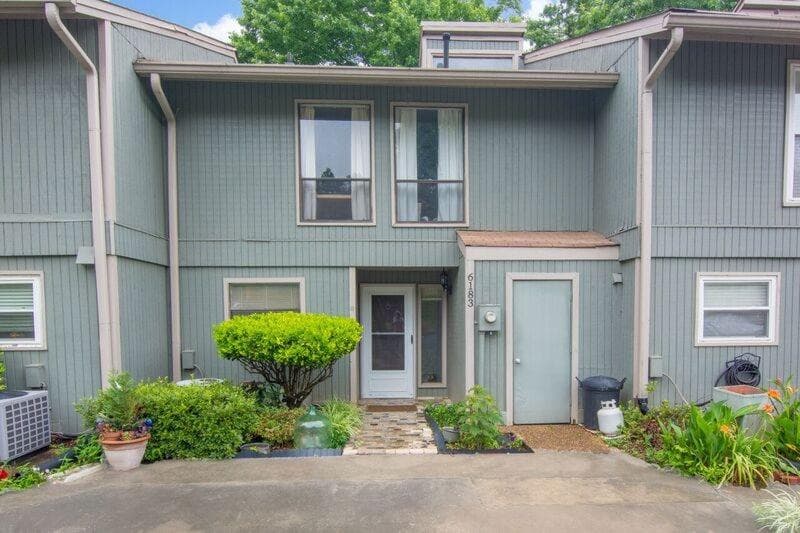 3 bedroom, 1,450 sq ft condominium sold at 6183 Woodland Road, Peachtree Corners, GA 30092