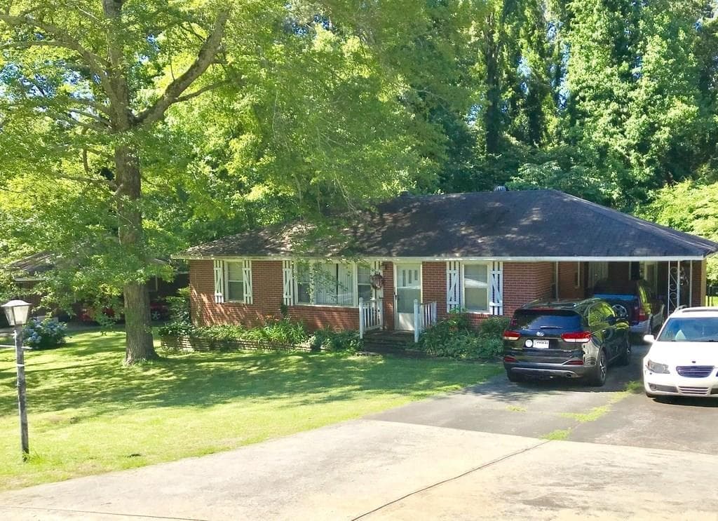 121 SE Larose Circle SE Circle, Marietta, GA 30060 — most recent listing photo
