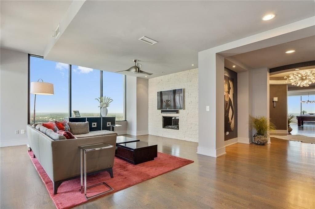 3 bedroom, 5,300 sq ft condominium sold at 2828 Peachtree Road 3100, Atlanta, GA 30305