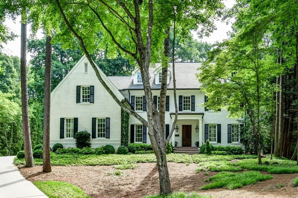 5 bedroom, 6,597 sq ft single family residence sold at 4439 Glengary Drive, Atlanta, GA 30342