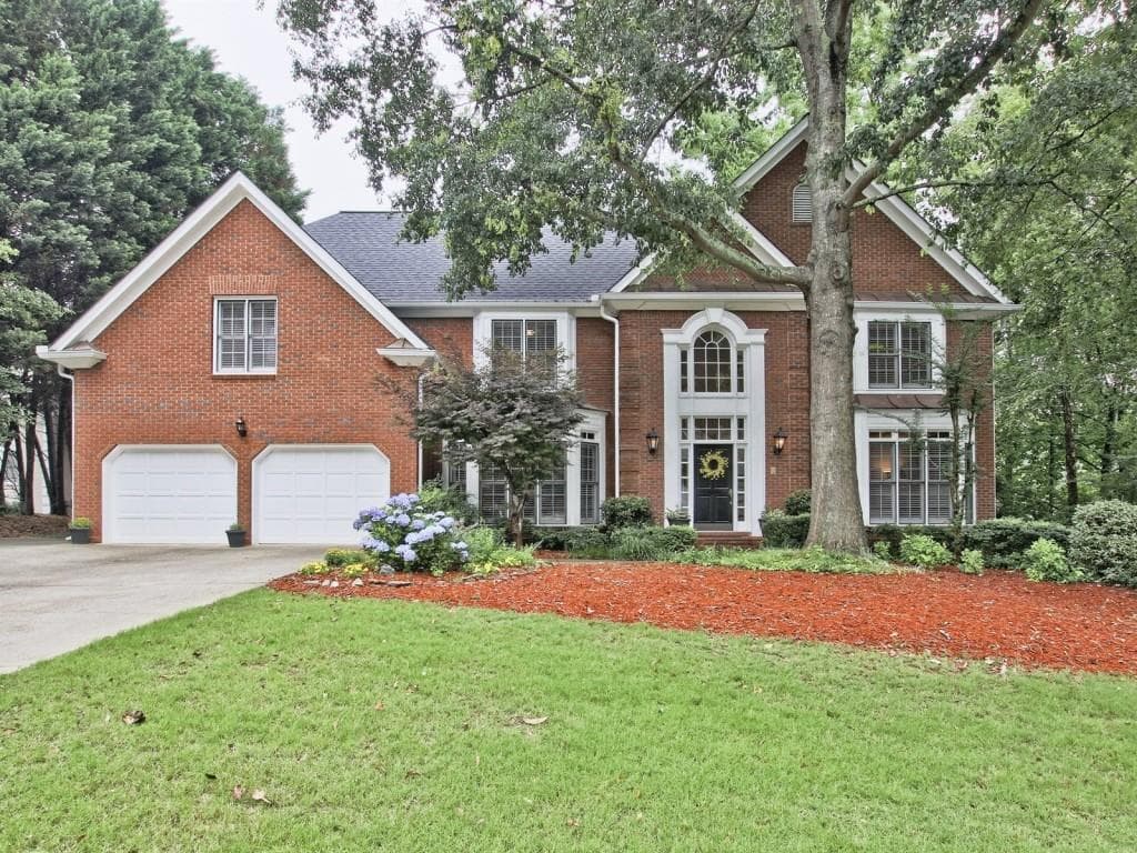 5 bedroom, 5,194 sq ft single family residence sold at 3881 Glenhurst Drive, Smyrna, GA 30080