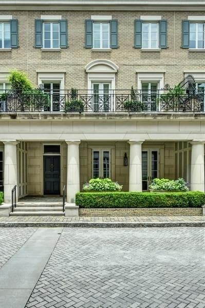 4 bedroom, 4,545 sq ft townhouse sold at 2440 Peachtree Road 19, Atlanta, GA 30305