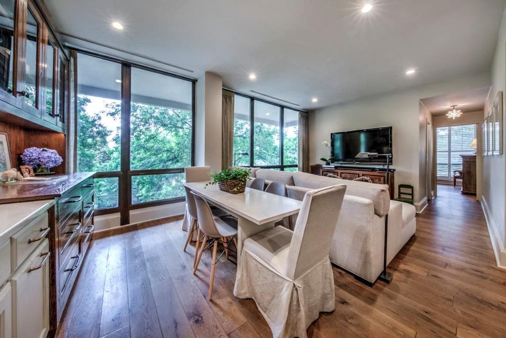 1 bedroom, 744 sq ft condominium sold at 2575 Peachtree Road 5F, Atlanta, GA 30305
