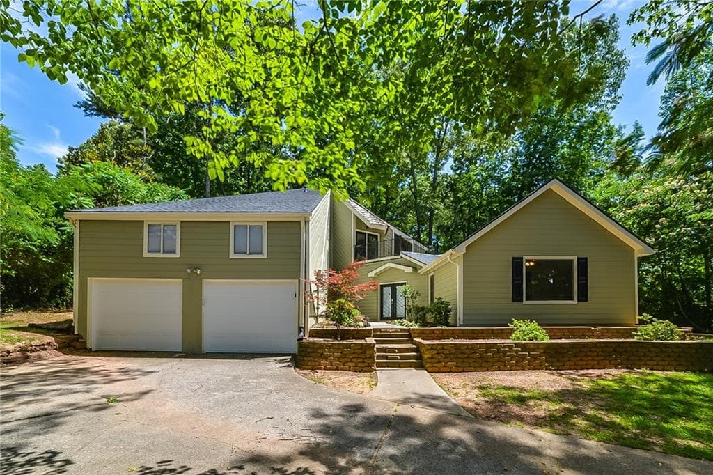 3 bedroom, 3,018 sq ft single family residence sold at 2800 Meadow Drive, Marietta, GA 30062