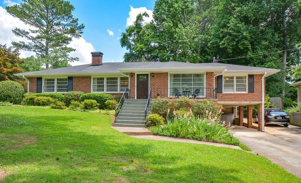 3 bedroom, 1,850 sq ft single family residence sold at 1371 Amanda Circle, Decatur, GA 30033