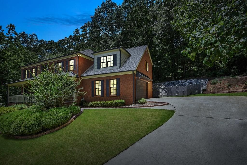 6 bedroom, 3,851 sq ft single family residence sold at 2031 Cliff Side Court, Smyrna, GA 30080