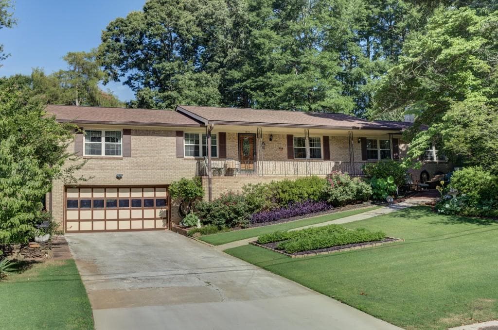 4 bedroom, 2,320 sq ft single family residence sold at 3876 Lake Drive, Smyrna, GA 30082