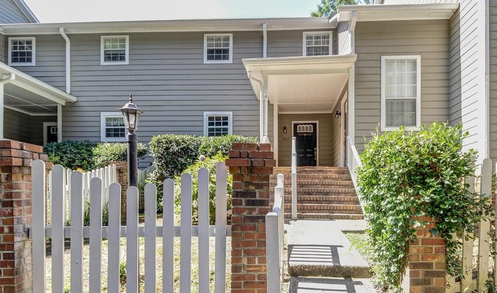 2 bedroom, 1,244 sq ft condominium sold at 2537 Oakridge Place 2537, Decatur, GA 30033