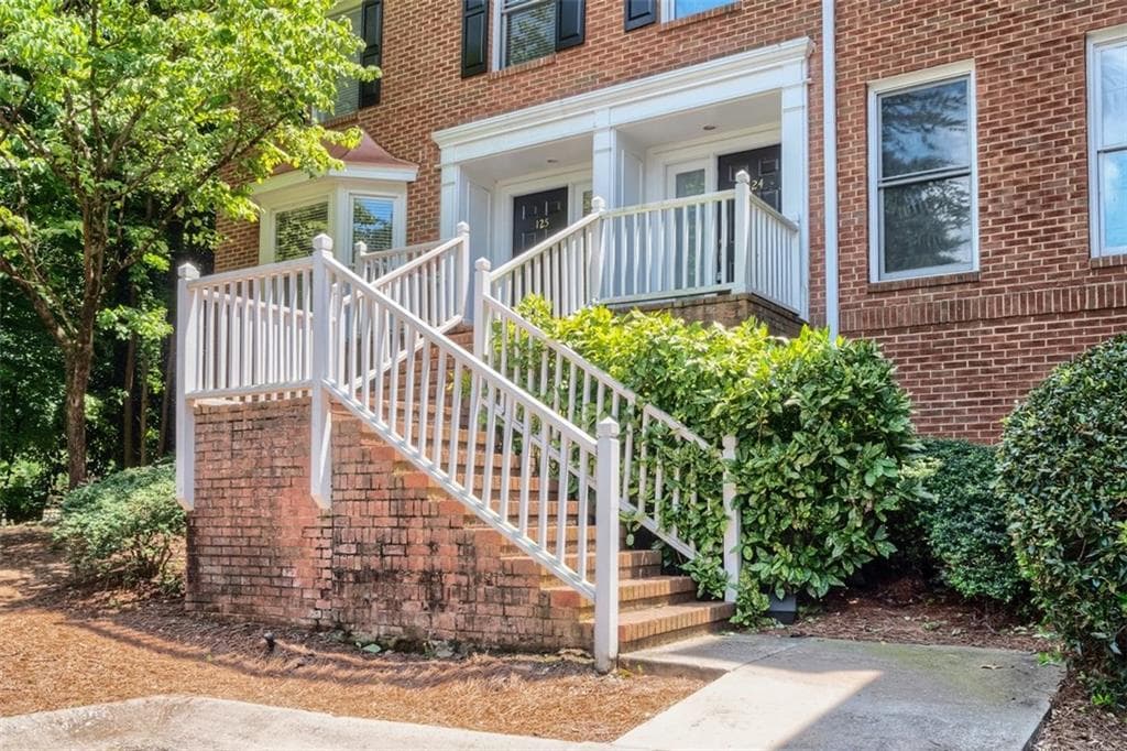 3 bedroom, 1,728 sq ft townhouse sold at 7500 Roswell Road 125, Sandy Springs, GA 30350
