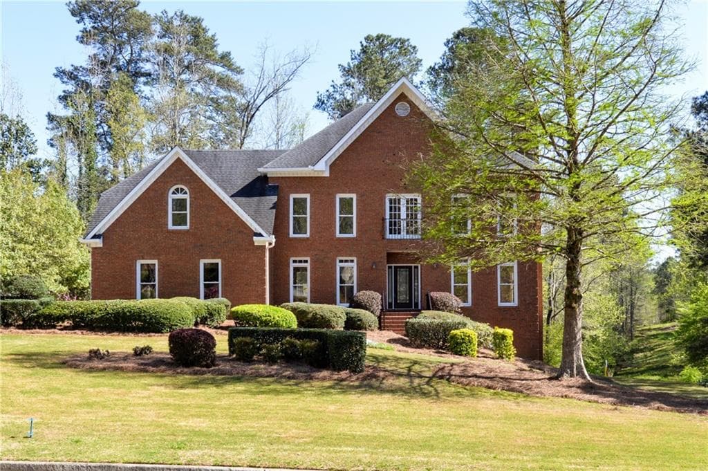 4 bedroom, 3,908 sq ft single family residence sold at 5860 Plantation Drive, Roswell, GA 30075
