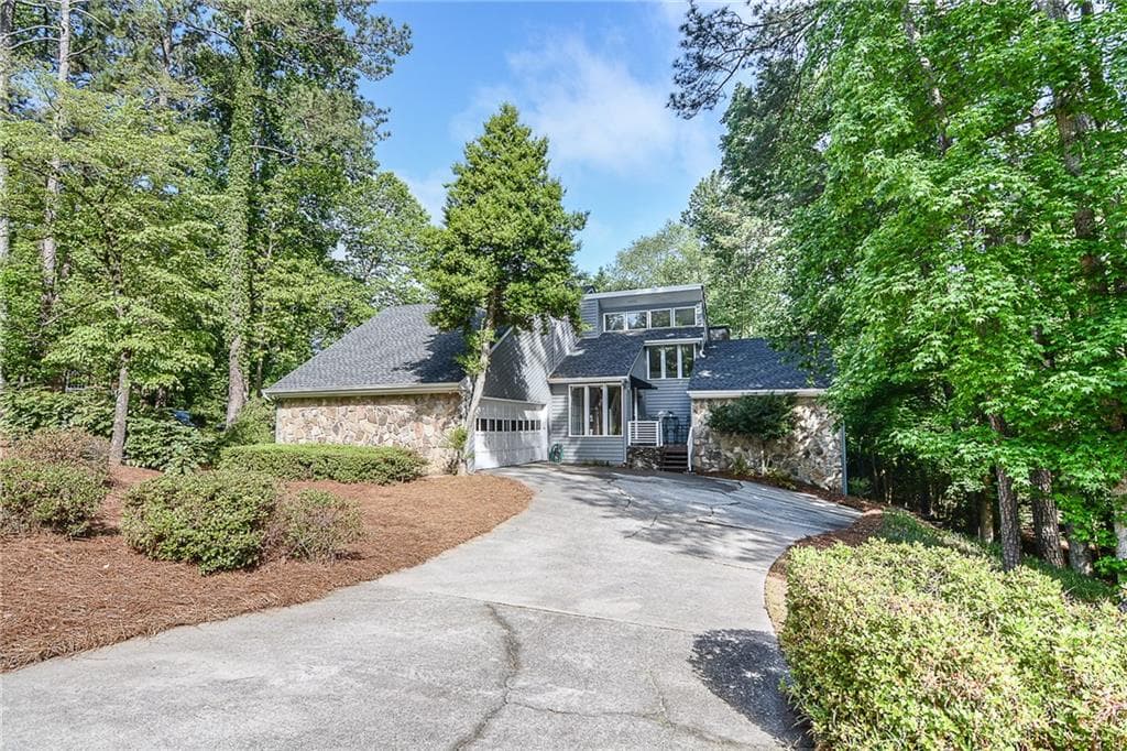 4 bedroom, 4,079 sq ft single family residence sold at 5010 Roxburgh Drive, Roswell, GA 30076